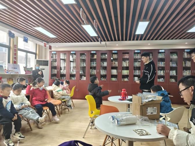 志愿者与小朋友交流科学知识 志愿者与小朋友交流科学知识