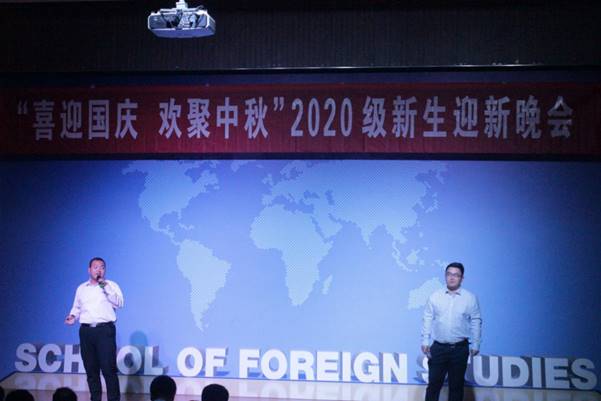 说明: 李东霖和王镖老师合唱《涛声依旧》 (2) 说明: 李东霖和王镖老师合唱《涛声依旧》 (2)